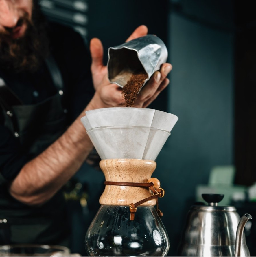 Barista som gör kaffe med tekniken pour-over
