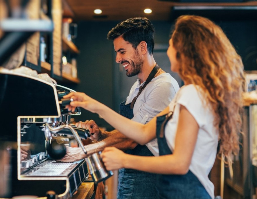 Två baristas gör kaffe