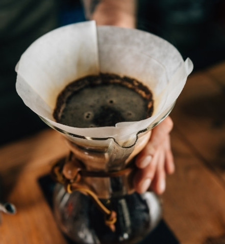 Bryggkaffe med kaffefilter och hållare