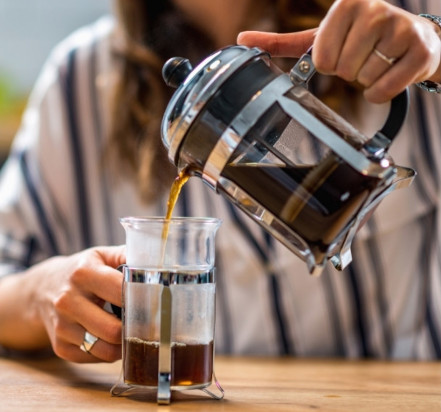 Häller upp en kopp presskaffe