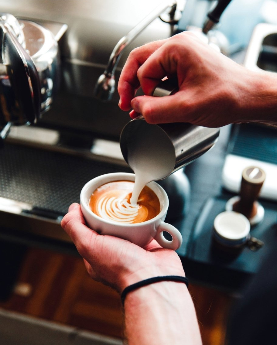 Lattekonst är en del av jobbet som barista