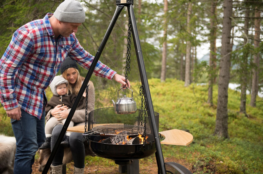 Espegard braspanna med brinnande ved och kaffepanna hängandes ovanför