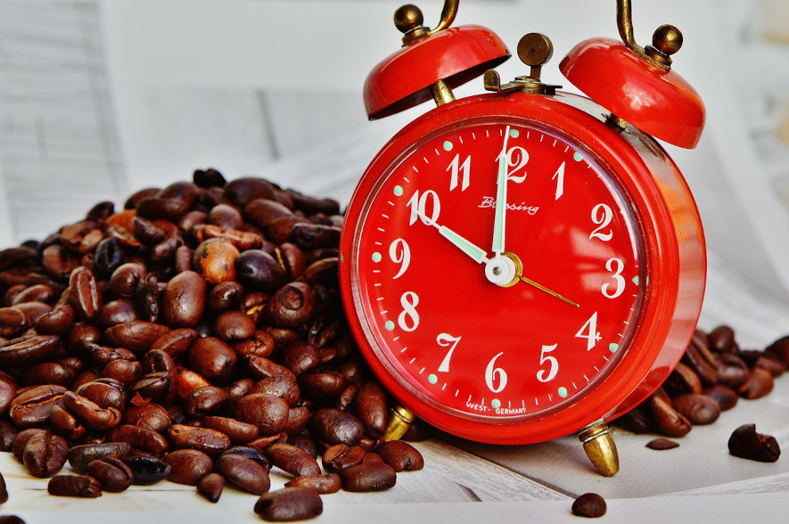 Rostade kaffebönor och väckarklocka